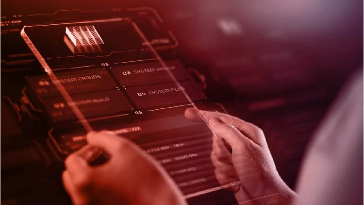 Mani che tengono un tablet trasparente che mostra menu e dati tecnici, simboleggiando la gestione dell'infrastruttura di sistema e del cloud.