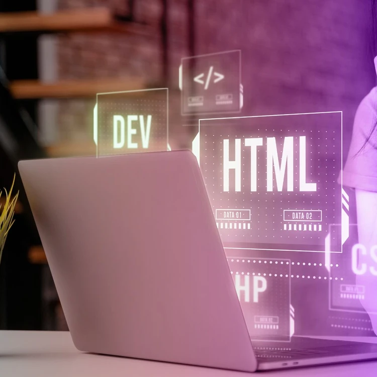 Computer portatile con immagini in evidenza che mostrano i linguaggi di programmazione