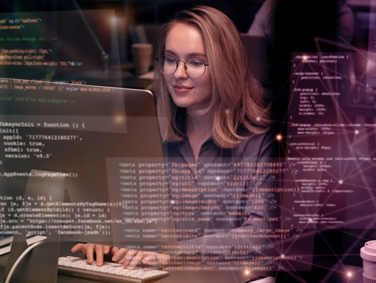 Ragazza lavora al pc utilizzando linguaggi di programmazione