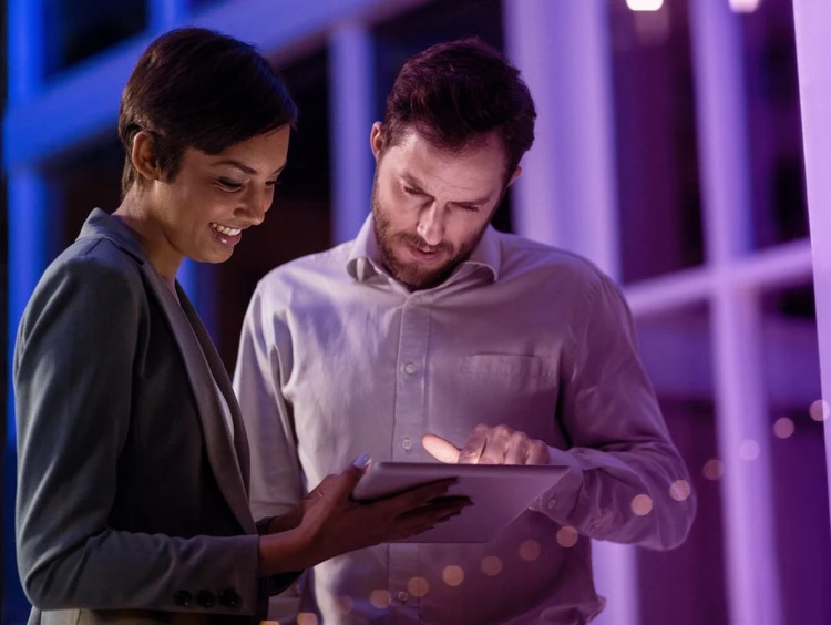 Due colleghi collaborano usando un tablet.