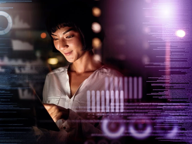 Professionista lavora su tablet e analizza grafici.