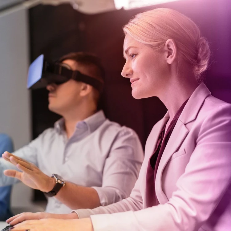 Giovani professionisti sperimentano la realtà aumentata utilizzando visori vr.